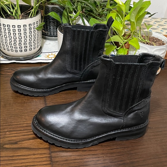 FRYE Black Leather Ella Moto Chelsea Boots. Great used condition. W7.5 - Picture 7 of 7